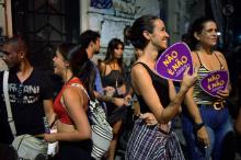 Avec leurs éventails en carton "Non c'est Non", des femmes participent au carnaval de Rio, le 7 février 2018 et dénoncent le harcèlement sexuel