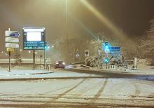 La SNCF a conseillé à ses clients de reporter leurs déplacements mercredi, au deuxième jour de fortes chutes de neige qui rendent difficile la circulation des trains de banlieue ou à grande vitesse 