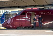 Des policiers français et un train Thalys, à la gare d'Arras, en France, le 22 août 2015