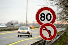 L'abaissement de 90 km/h à 80 km/h de la vitesse maximale sur 400.000 km de routes secondaires à double sens sans séparateur central doit entrer en vigueur au 1er juillet