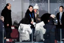 La soeur du dirigeant nord-coréen Kim Jong-Un serre la main du président sud-coréen Moon Jae-in lors de la cérémonie d'ouverture des JO, le 9 février 2018 à Pyeongchang