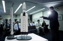 Elon Musk, PDG de Space X, présente une maquette de la fusée Falcon Heavy --en avril 2011-- qui doit faire son premier vol mardi