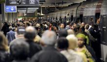 Des personnes essaient de rentrer dans un RER lors d'une grève des transports à Paris le 31 mai 2011