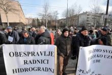 Des travailleurs de la compagnie publique Hidrogradnja défilent à Sarajevo, le 5 février 2018