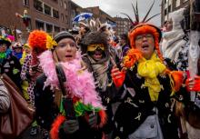 Des fêtards prennent part au carnaval de Dunkerque, dans le nord de la France, le 7 février 2016