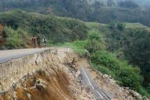 Effrondrement d'une route à Mendi, le 27 février 2018 après un violent séisme en Papouasie-Nouvelle-Guinée