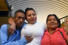 Teodora Vasquez (au centre) étreint ses parents après sa libération de prison au terme de onze années de détention suite à une fausse couche considérée comme un avortement criminel au Salvador, le 15 