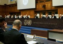 Des représentants du Costa Rica écoutent le juge Abdulqawi Ahmed Yusuf (c), lors du verdict de la Cour internationale de justice (CIJ), le 2 février 2018 à La Haye