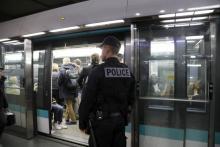 Un policier de la Brigade des Réseaux ferrés patrouille dans le métro de Paris, le 2 novembre 2016