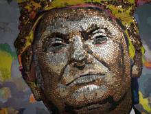 Le portrait géant de Donald Trump, fait de pièces de monnaie et jetons de poker, réalisé par les artistes ukrainiens Daria Marchenko et Daniel Green, le 30 janvier 2018 à New York