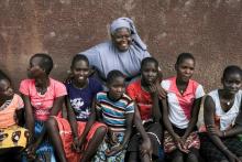 La directrice et les élèves d'une école primaire d'Amudat, en Ouganda, qui accueille des filles fuyant les mutilations génitales,le 31 janvier 2018
