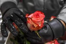 Nombre d'amoureux choisissent d'offrir des roses "équitables" pour la Saint-Valentin