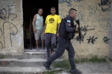 Des soldats brésiliens arrêtent un suspect pendant une opération dans la favela "Cidade de Deus" de Rio, le 7 février 2018