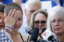 Emma Gonzalez, élève du lycée de Floride frappé par le tuerie, pendant son discours interpellant Donald Trump lors d'un rassemblement contre les armes à Fort Lauderdale le 17 février 2018