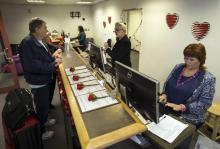 Des employés du bureau temporaire du comté de Clark délivrent des licences de mariage à l'aéroport de Las Vegas, le 12 février 2018