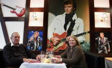 Lucien Rees et sa femme Germaine posent dans leur restaurant la "Table de Johnny" à Sélestat, le 13 février 2018