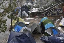 Des tentes occupées par des migrants le long du canal Saint-Martin à Paris le 6 février 2018