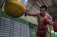 Le Thaïlandais Wanheng Menayothin, dit le "nain géant" lors d'une séance d'entraînement à la boxe anglaise, le 31 janvier 2018 à Bangkok