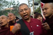 Le moine birman ultra-nationaliste Parmaukkha fait une déclaration à la presse à sa sortie de prison, le 9 mars 2018 à Rangoun