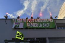 Manifestation de militants de Sud Rail contre la réforme de la SNCF Gare de Lyon à Paris, le 12 mars 2018