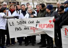 Des personnels hospitaliers rassemblés le 20 mars 2018 devant le ministère de la Santé à Paris pour dénoncer leurs conditions de travail