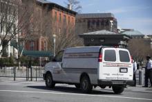 Un véhicule de la police scientifique est garé près de la Maison Blanche, placée en confinement après des coups de feu à proximité, le 3 mars 2018 à Washington