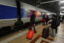 Des voyageurs au départ d'un TGV le 9 mars 2016 à Bordeaux