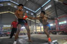 Un combat de boxe birmane pour marquer la Journée de l'armée, le 27 mars 2018 à Maugdaw, dans la région fuie par les Rohingyas