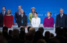 Des membres du parti CDU dont la chancelière Angela Merkel chante l'hymne allemand à Berlin, le 26 février 2018