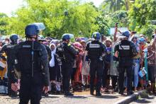 Des gendarmes surveillent des manifestants le 12 mars 2018 à Petite Terre, Mayotte