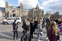 Des touristes devant le musée à Amsterdam, le 9 mars 2018