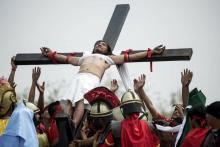 Des pénitents philippins célèbrent le Vendredi saint en rejouant la passion du Christ, le 30 mars dans la village de San Fernando