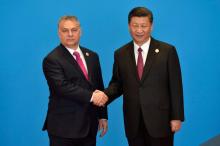 Le Premier ministre hongrois Viktor Orban et le président chinois Xi Jinping, qui a obtenu que soit supprimée la limite de deux mandats présidentiels de cinq ans, lors d'une conférence au nord de Péki
