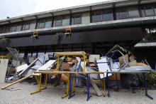 Des tables et des chaises bloquent l'accès à un amphithéâtre de la faculté de Droit et de Sciences politiques Paul Valéry de Montpellier, le 27 mars 2018