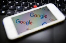 Le logo de Google sur un smartphone, le 11 février 2016 à Londres