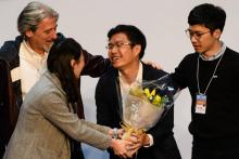 Le candidat prodémocratie Au Nok-hin (c) est félicité par Nathan Law (d) et Agnès Chow (g) pour son élection lors des législatives partielles, le 12 mars 2018 à Hong Kong