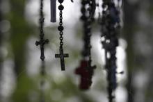 Des croix et des rosaires suspendus à proximité du tombeau de Saint Lénard, le 28 octobre 2016 à Andouillé-Neuville