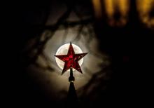 La Lune se lève derrière l'une des étoiles rubis du Kremlin