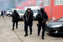 Des membres des forces de l'ordre kosovares dans une rue de Mitrovica-nord. L'arrestation par les forces spéciales kosovares d'un haut responsable gouvernemental serbe faisait craindre un regain de te