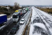 Des véhicules sur l'A9 enneigée en direction de Montpellier, le 28 février 2018 dans l'Hérault