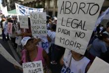 Des Argentines réclament la dépénalisation de l'avortement, lors d'une manifestation à l'occasion de la journée internationale des femmes à Buenos Aires, le 8 mars 2018