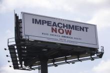Un panneau publicitaire demandant la destitution du président américain Donald Trump est visible à West Palm Beach (Floride, sud-est) le 19 mars 2018