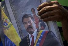 Un portrait du président vénézuélien Nicolas Maduro tenu par un paysan lors d'une manifestation de soutien au pouvoir à Caracas, le 26 février 2014