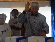 L'ancien président sud-africain Nelson Mandela photographié lors d'un vote à Johannesburg le 14 avril 2004