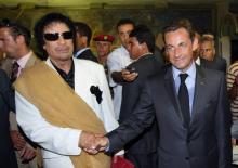 L'ancien leader libyen Mouammar Kadhafi (G) et l'ex-président français Nicolas Sarkozy (D) lors d'une visite officielle à Tripoli le 25 juillet 2007