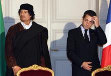 Le président Nicolas Sarkozy et le dirigeant libyen Mouammar Kadhafi (g), le 10 décezmbre 2007 à l'Elysée à Paris