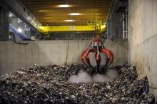Vue prise le 7 janvier 2010 de la fosse de déchargement des déchets de l'incinérateur de Marseille à Fos-Sur-Mer dans une usine qui traite 410.000 tonnes de déchets par an, dont 110.000 par méthanisat