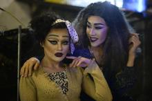 Deux drag queens vietnamiennes, Pinky (G) et Vanessa (D) avant leur spectacle dans un bar de Hanoï, le 24 mars 2018