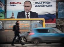 Une affiche électorale de Vladimir Poutine à Simféropol, en Crimée, péninsule ukrainienne annexée par la Russie, le 18 janvier 2018