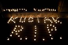 Des bougies forment le nom du journaliste assassiné, Jan Kuciak à Bratislava, en Slovaquie, le 28 février 2018